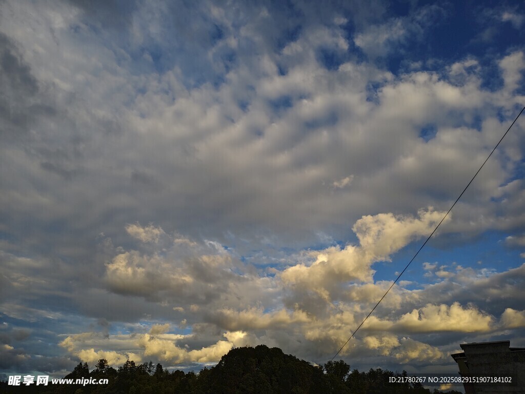 傍晚天空中的壮丽云彩