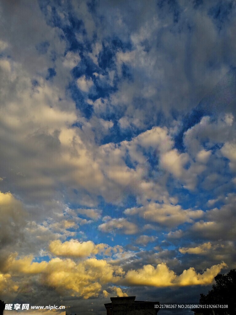 夕阳下的绚烂天空