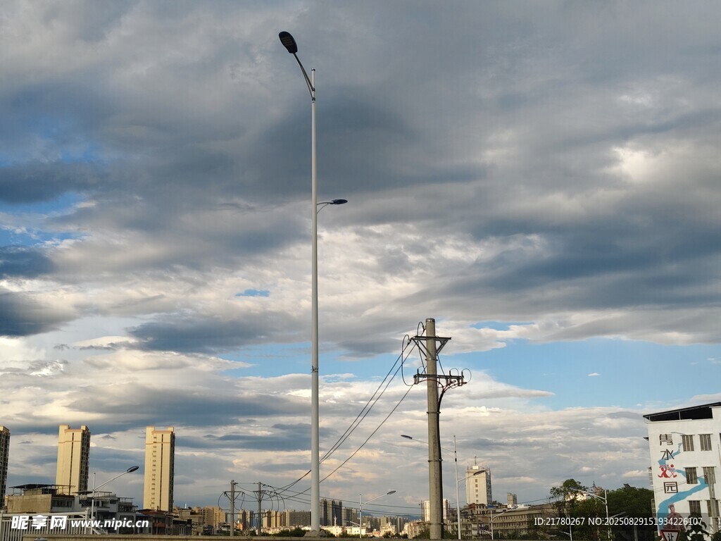 城市天际线与高耸路灯