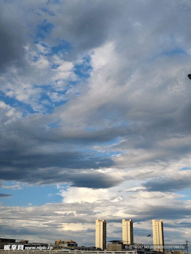 城市上空的壮丽云层景观