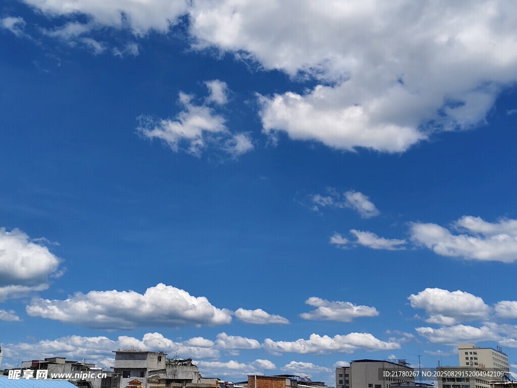 蓝天之下的城市与白云