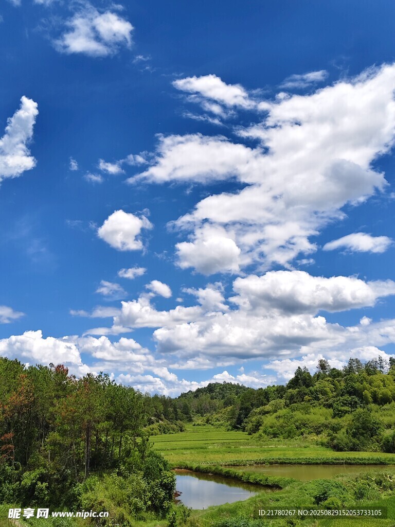 蓝天白云下的绿水青山
