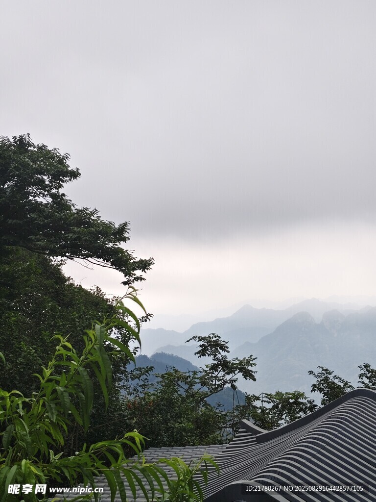 云雾缭绕的山林屋顶景致