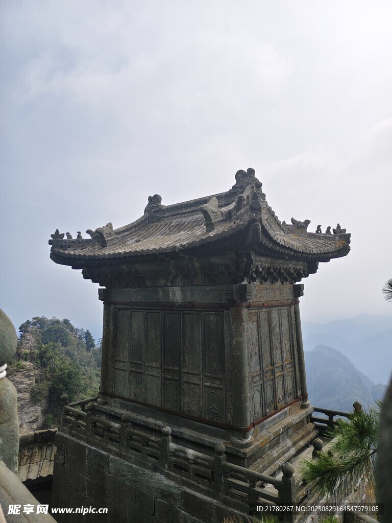 古朴中式阁楼屹立山间