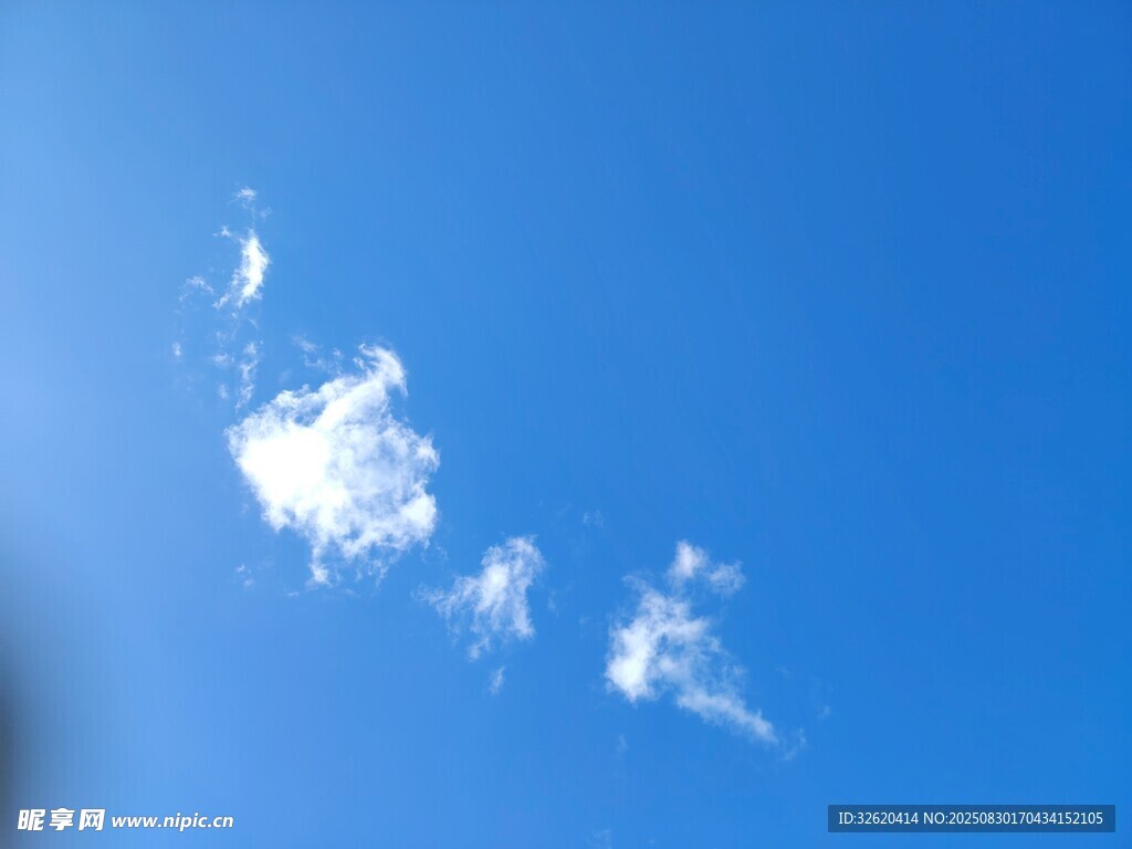 蓝天中的几朵白云