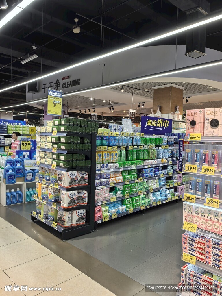 超市内琳琅满目的商品货架