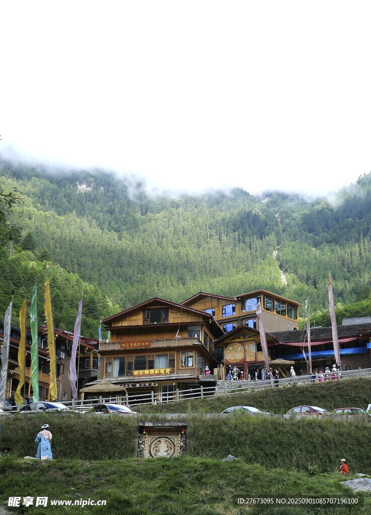 山间藏式建筑景观