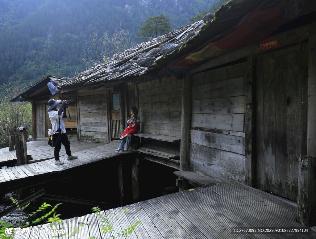 山间木屋前的闲适场景