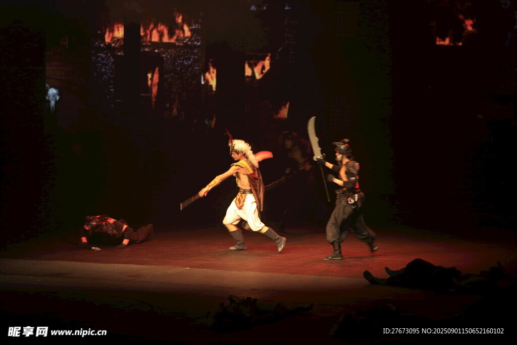 舞台上的激烈剑术表演