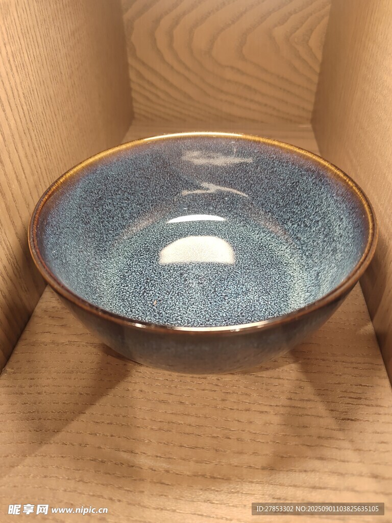 蓝釉陶瓷碗置于木质背景