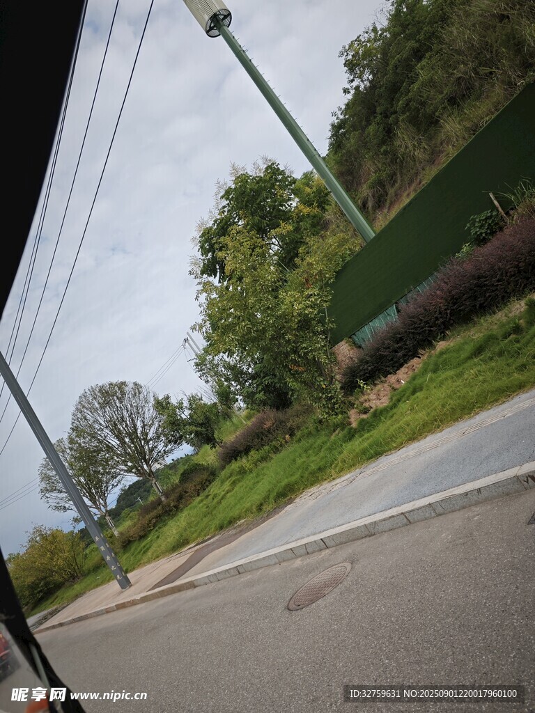 公路旁的绿植与管道景观