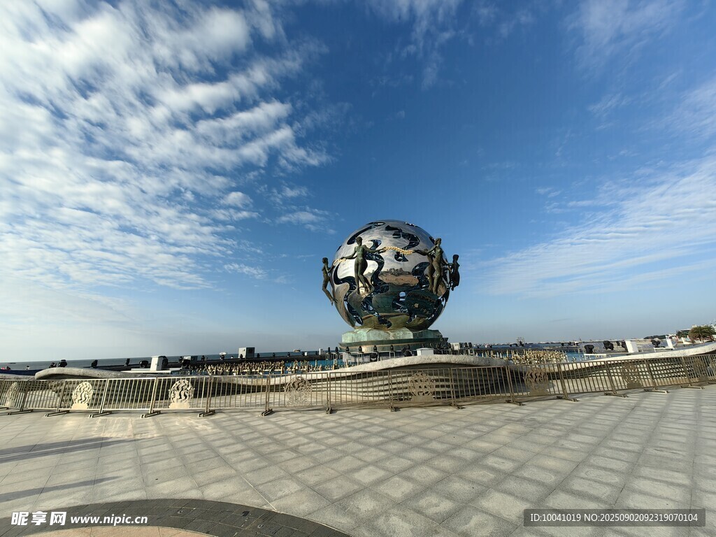 广场上的球形雕塑