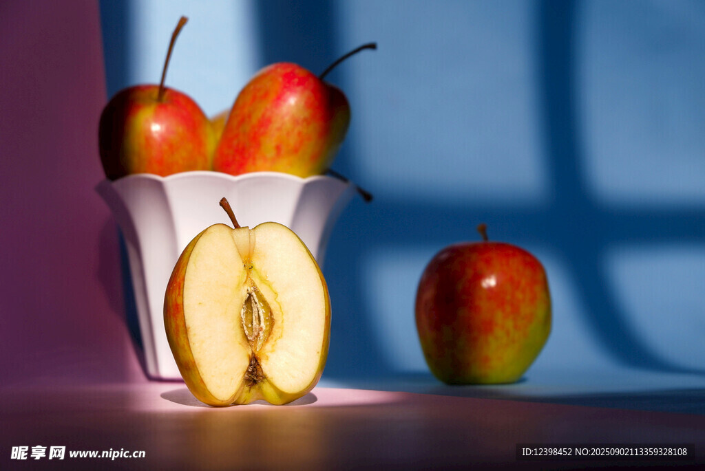 玻璃杯中的多彩苹果