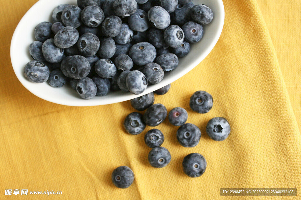碗中蓝莓及散落鲜果