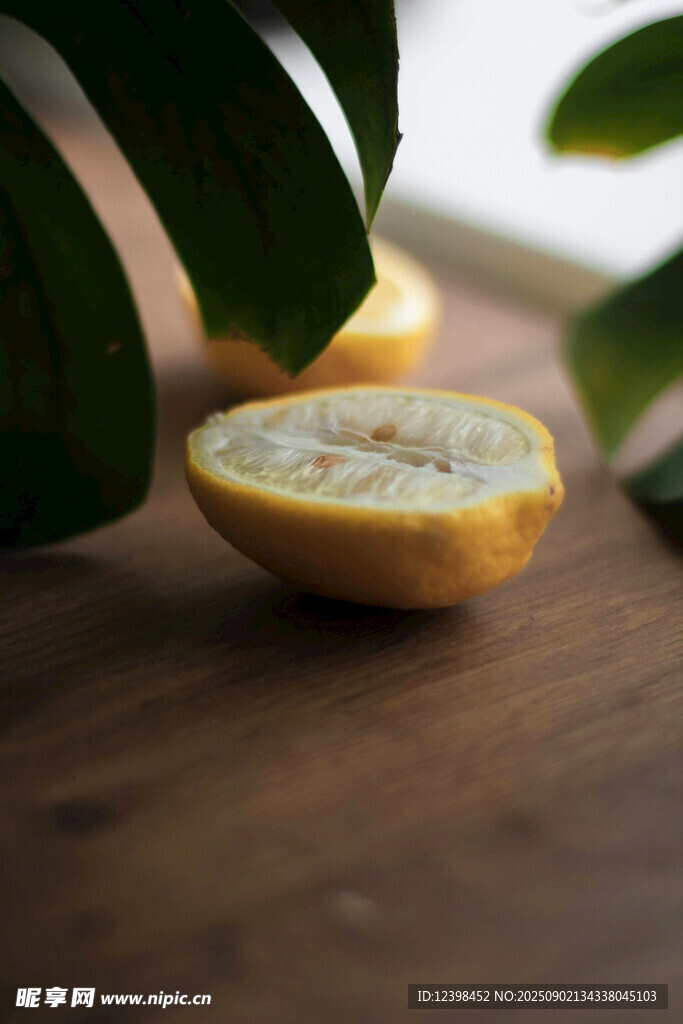 切开的黄色水果置于木桌