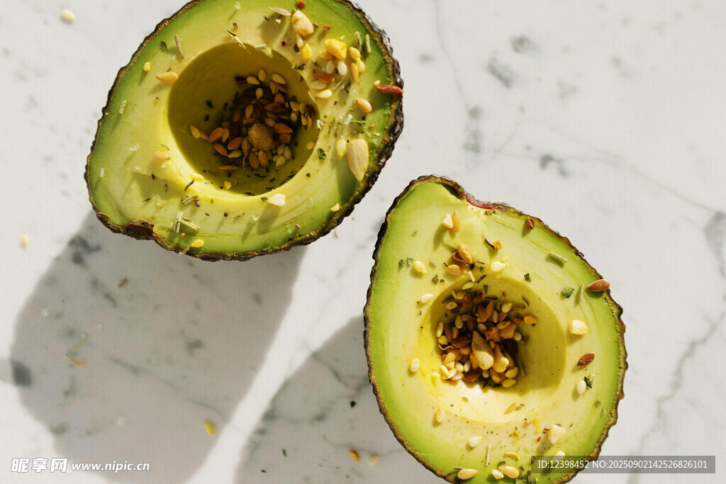 切开的牛油果展示其内部