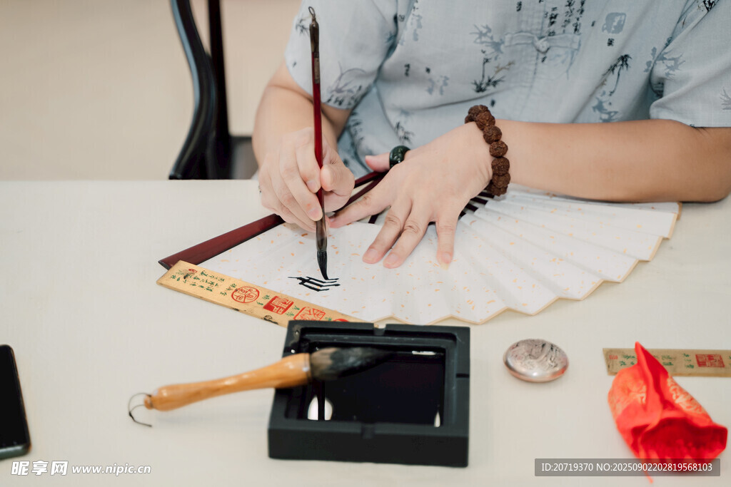 文人挥毫书写古风雅韵