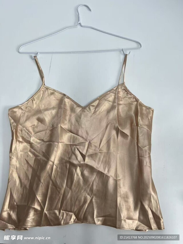 金色吊带背心展示