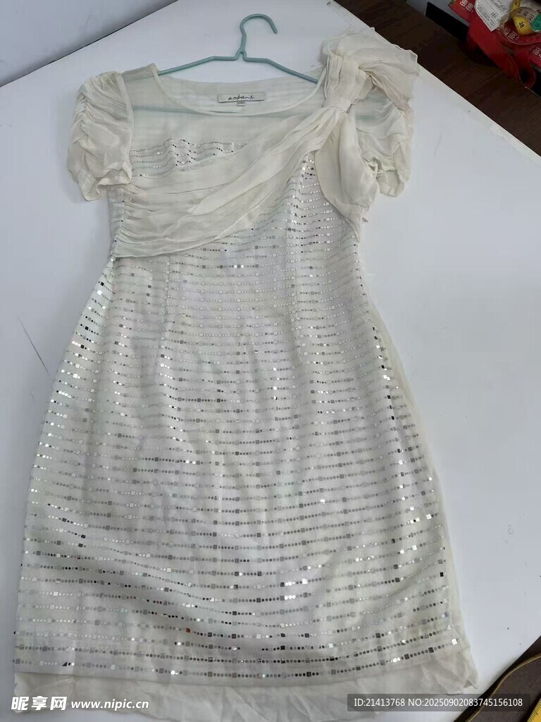 白色蕾丝连衣裙挂于衣架