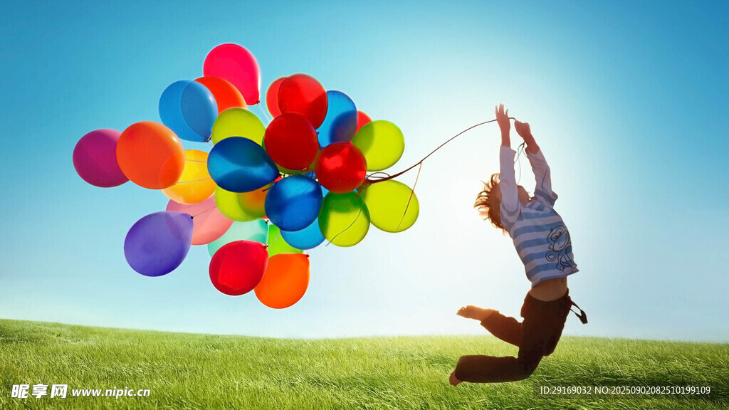 男子放飞多彩气球于绿野