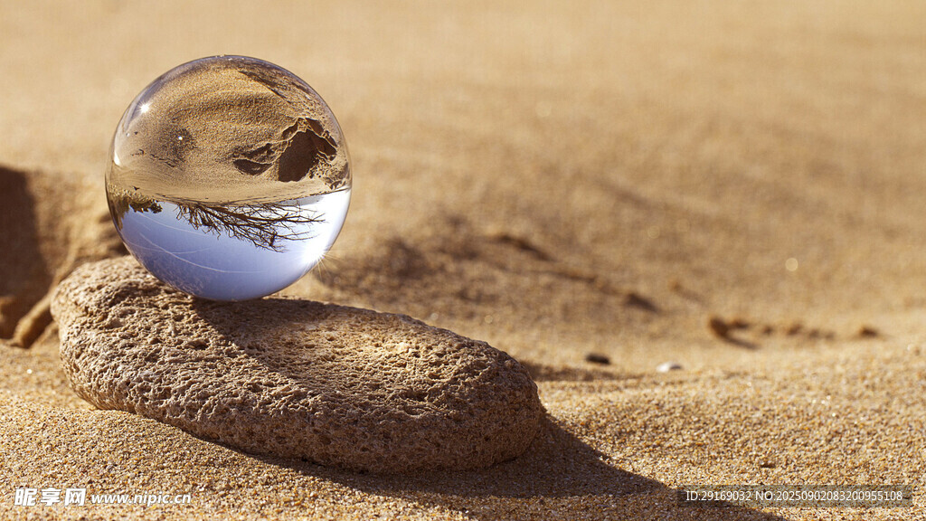 沙漠中的透明水晶球