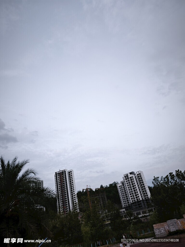 阴天城市高楼景象