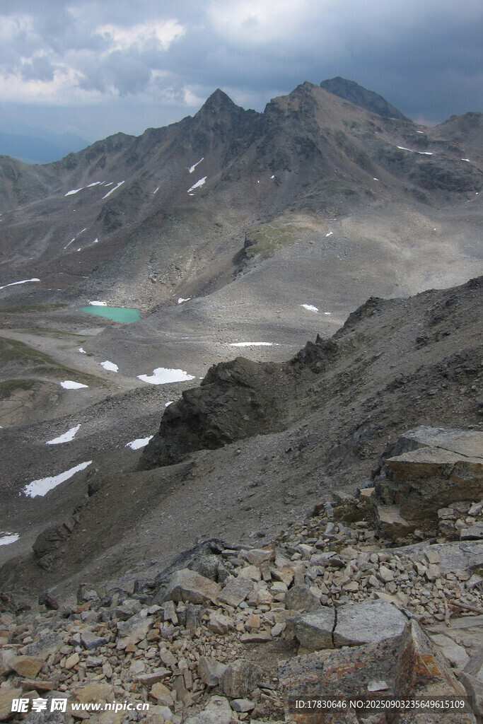高山间的多彩湖泊景观