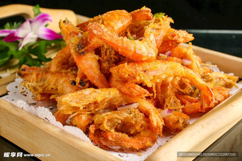 香酥炸虾摆于木盘之上