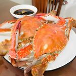 美味大螃蟹摆盘上桌