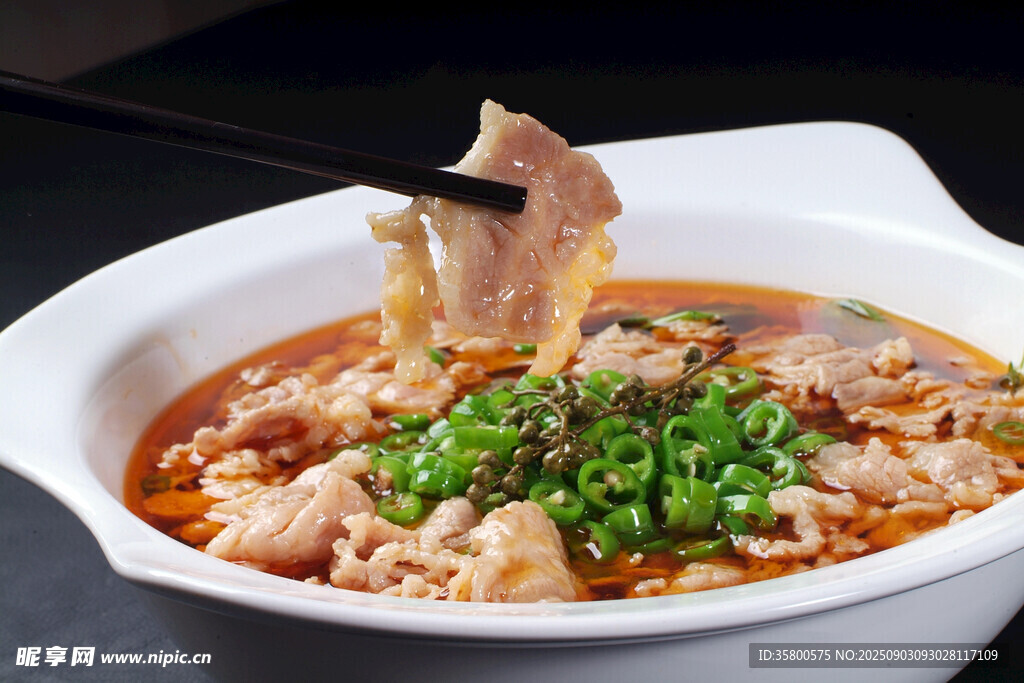 鲜香水煮肉片诱人呈现