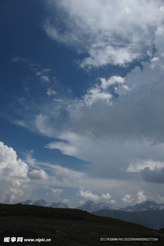 蓝天白云下的开阔景致