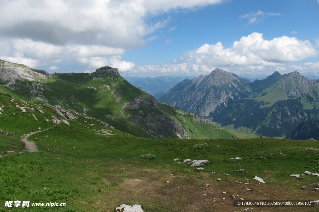高山绿野间的壮美风光
