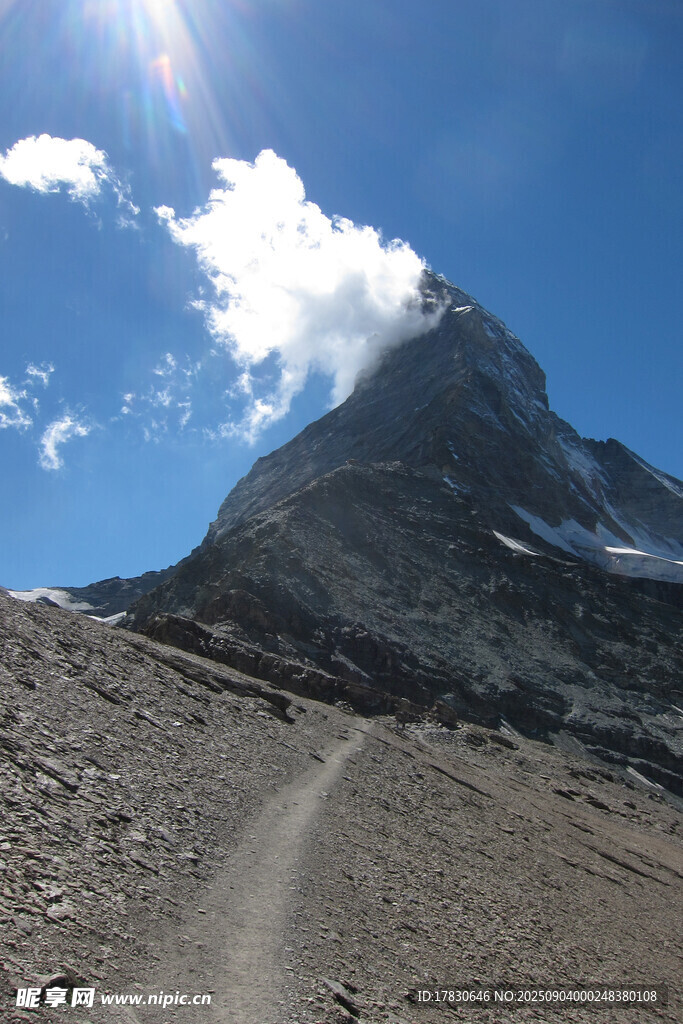 山间小路旁的巍峨雪山