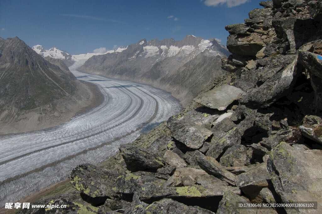 高山间蜿蜒的壮丽冰川