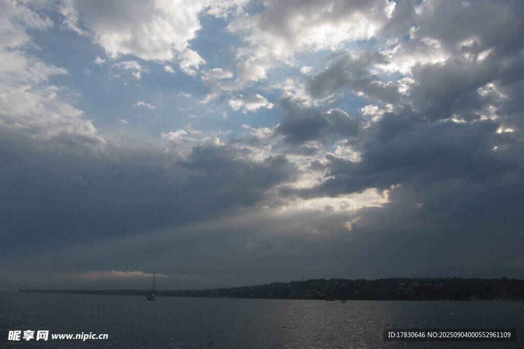 阴云笼罩下的开阔水域