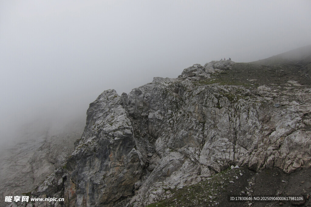 云雾缭绕的嶙峋山峰