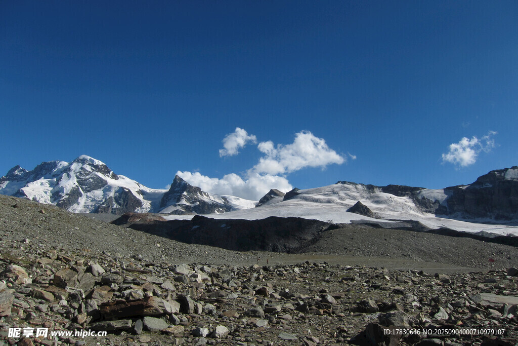 雪山旷野蓝天壮丽景致