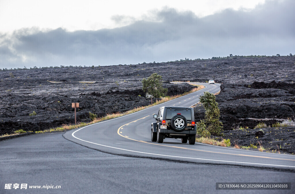 蜿蜒公路上的越野车辆