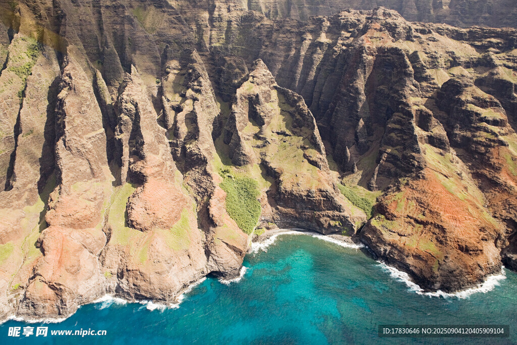 壮丽海岸悬崖与碧蓝海水