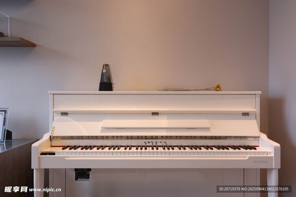 简约室内的白色钢琴