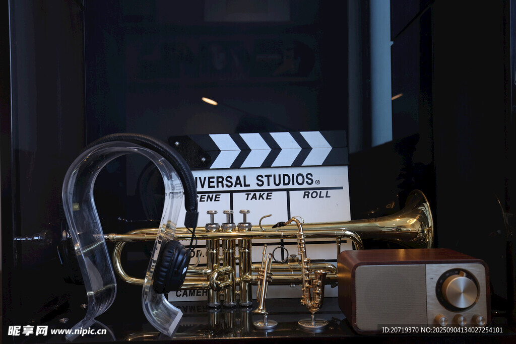 影视道具小号与场记板