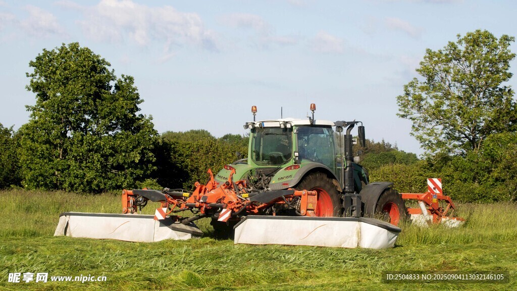 田野中的拖 机作业场景