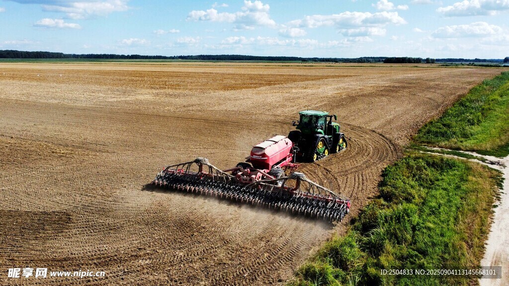 农田中作业的农机具