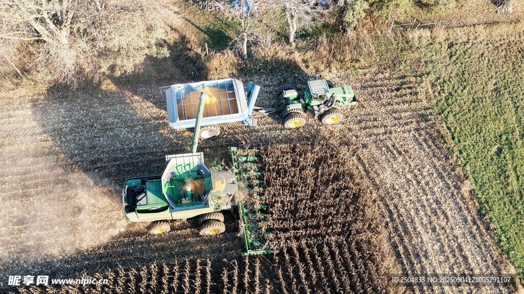 农田里的农机作业场景