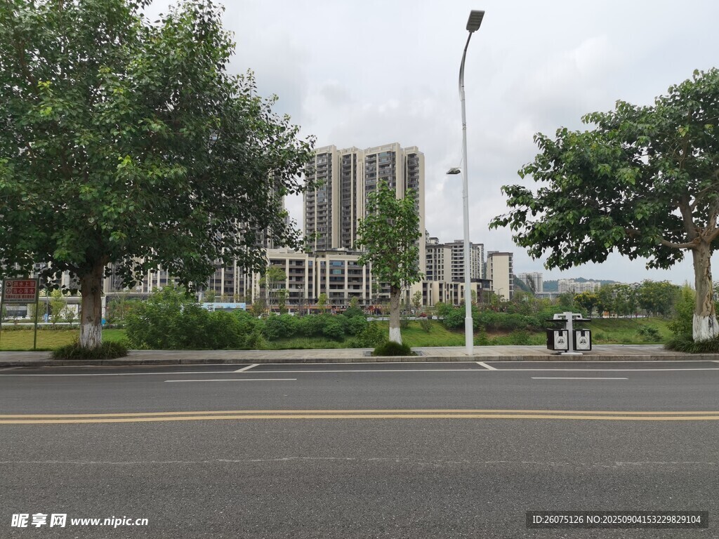 城市街道与远处建筑绿树