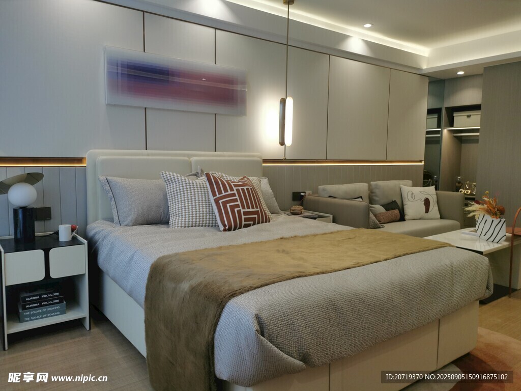 现代简约风格温馨卧室