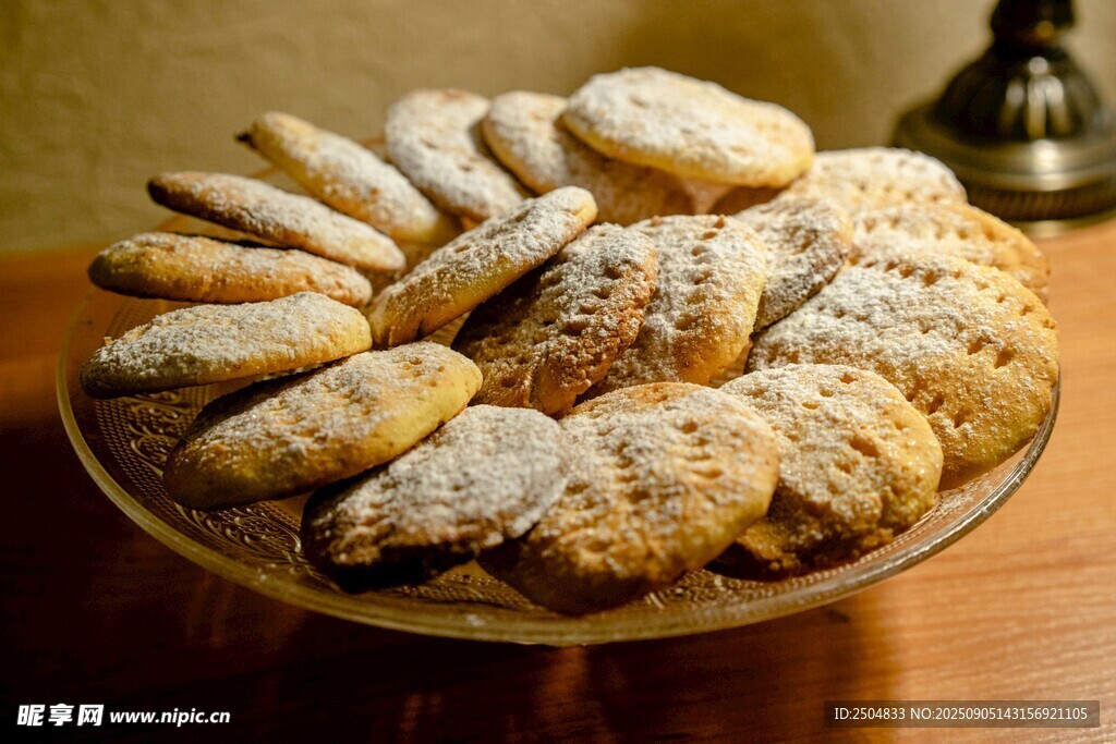 美味曲奇饼干摆放在盘中