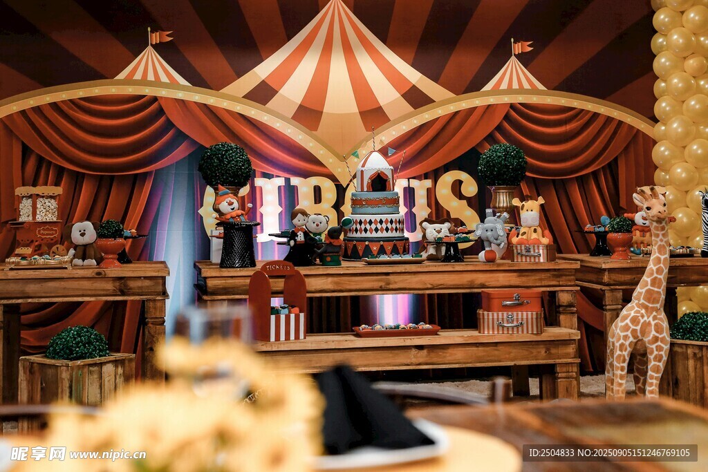 复古风格马戏团主题室内场景