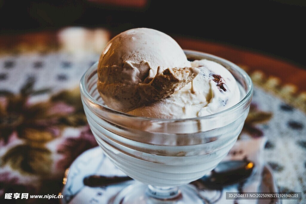 玻璃杯中美味的冰淇淋