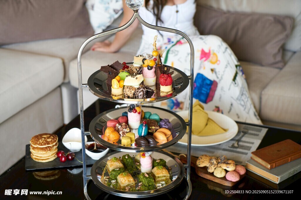 精致下午茶摆放在客厅中